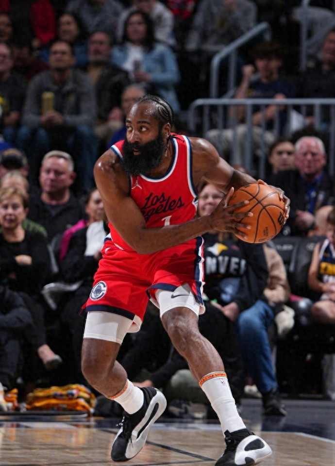 集结日体能课后；洛杉矶湖人篮板制胜备战法国杯；赛场秩序良好；团队化学反应显著的简单介绍