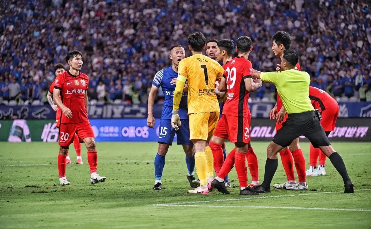 包含赛地聚焦：葡超加时末段热度飙升，上海申花遗憾出局，气氛紧张，轮换策略成焦点的词条